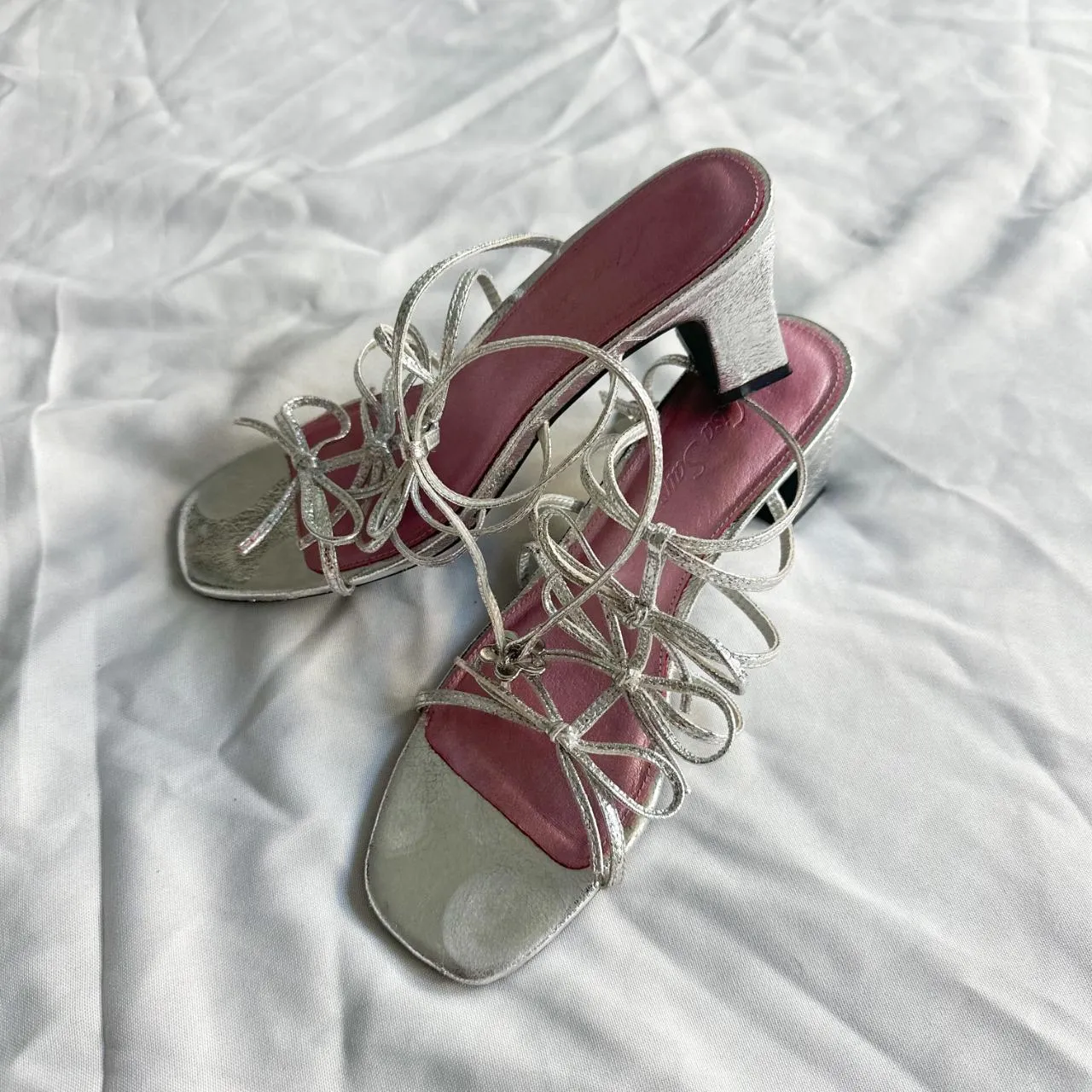 Carrie Bow Sandal - Silver/Pink