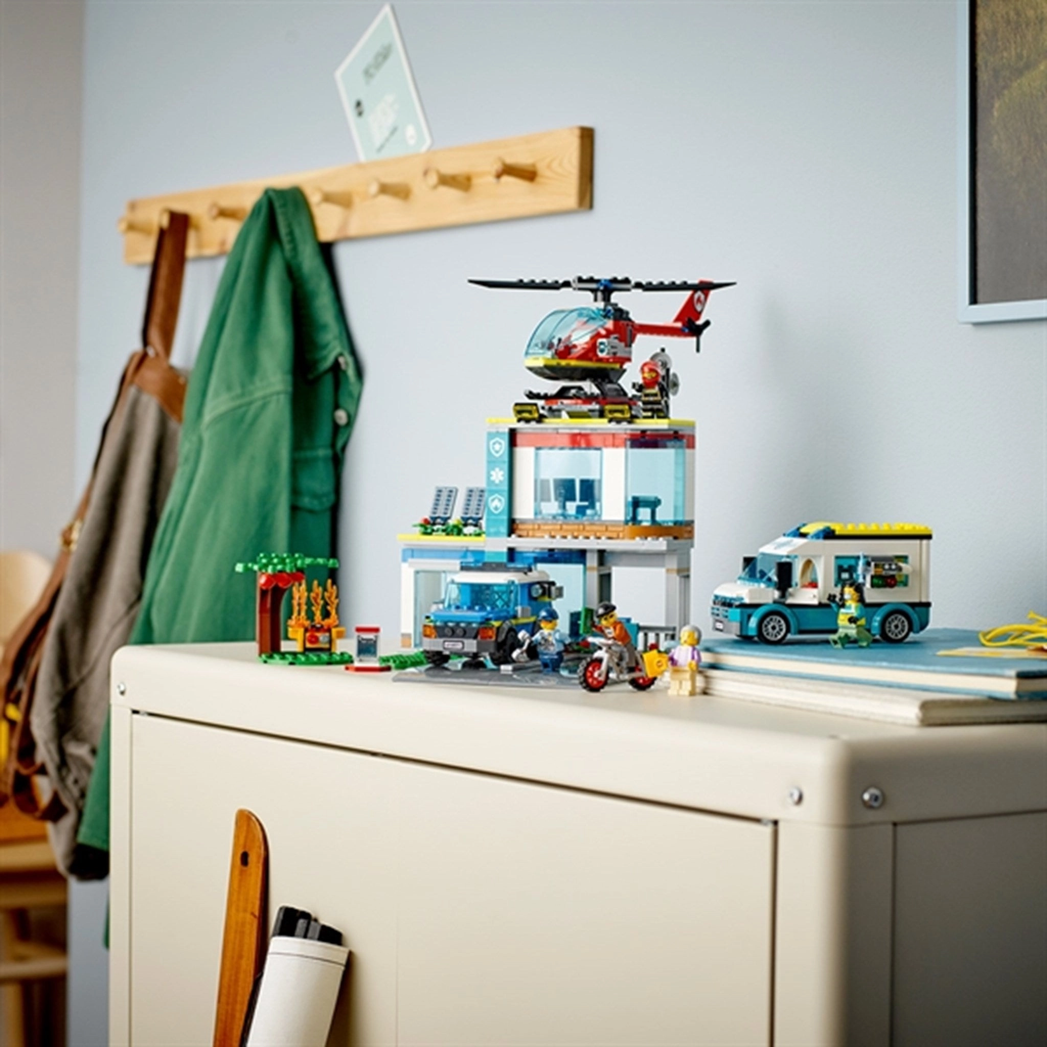 LEGO? City Emergency Vehicles HQ