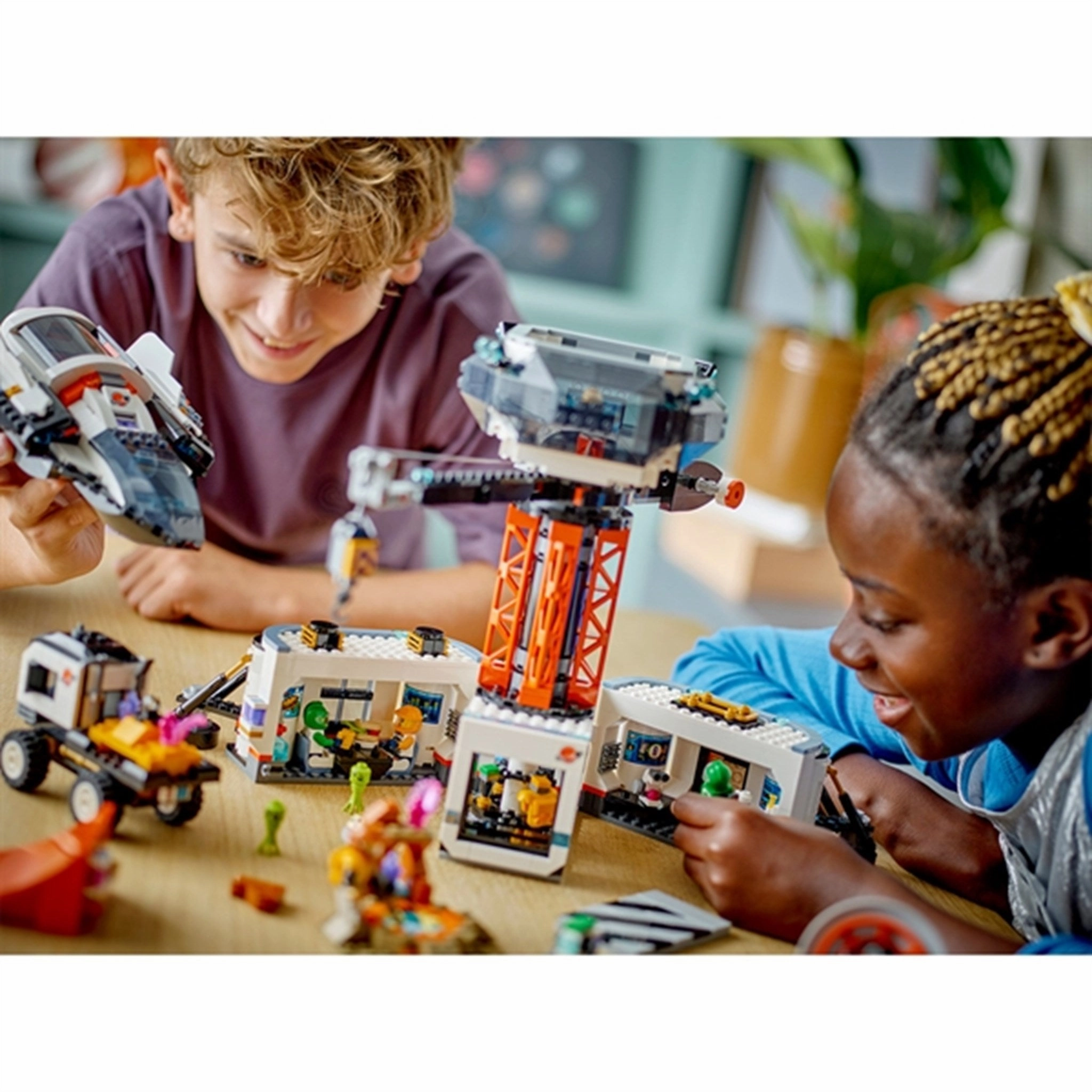 LEGO? City Space Base and Rocket Launchpad