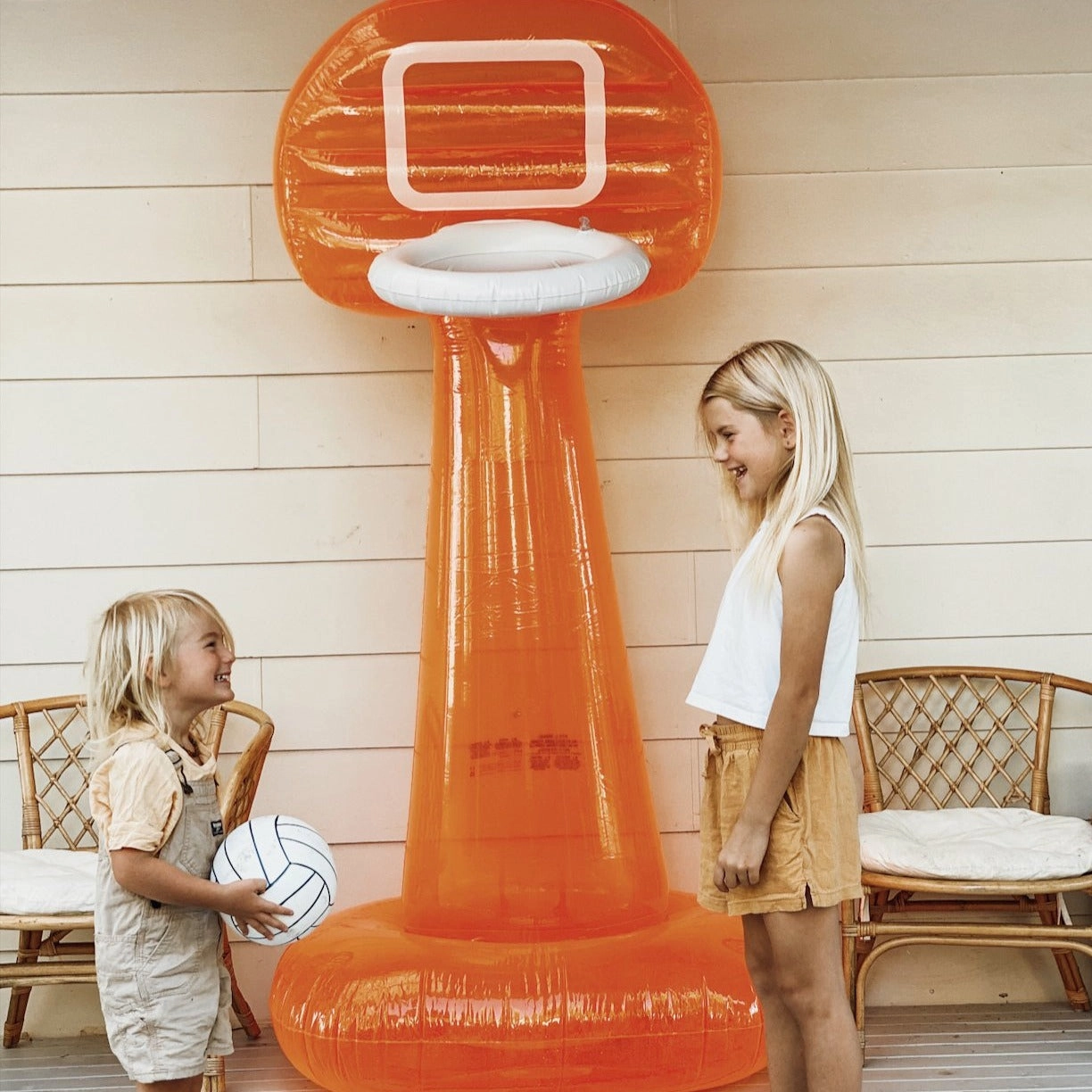 SUNNYLiFE Inflatable Mega Basketball Set Neon-Pomelo