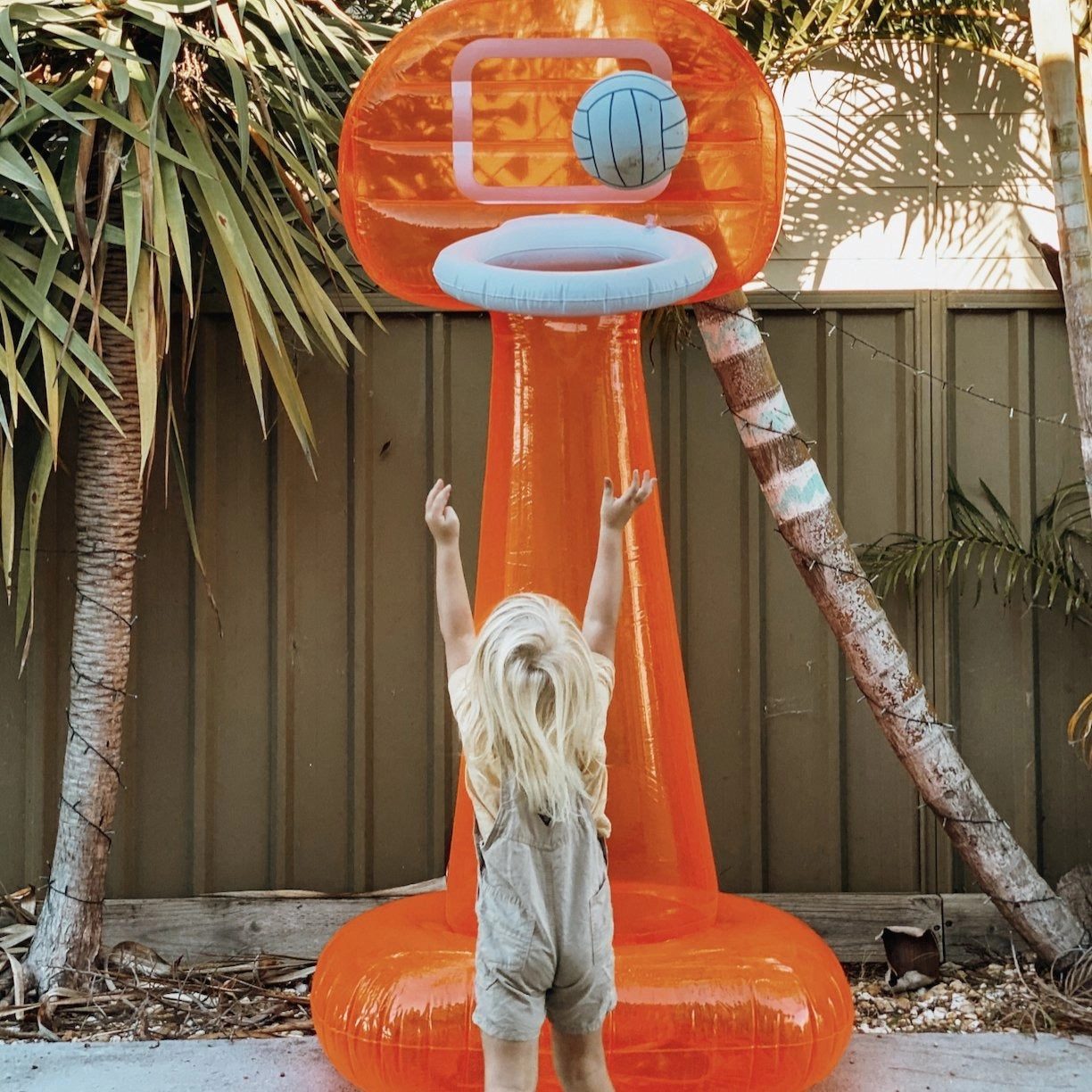SUNNYLiFE Inflatable Mega Basketball Set Neon-Pomelo